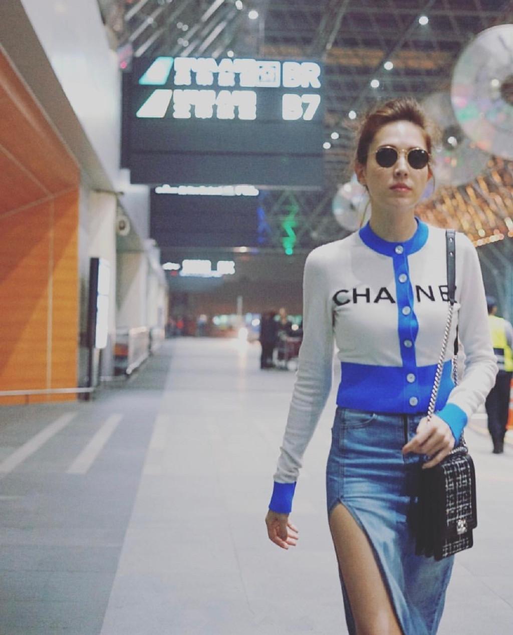 女演员泳装日常，夏日欢乐与温情的绽放