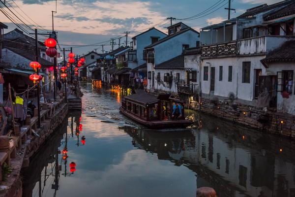 金鸡湖游船价格探索，探秘小巷深处的游船之旅