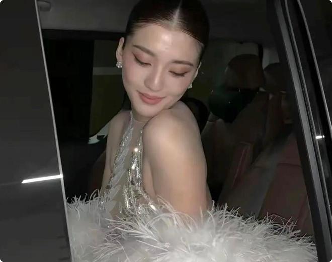 女明星C，舞台到荧屏之旅，学习变化的力量铸就自信与成就